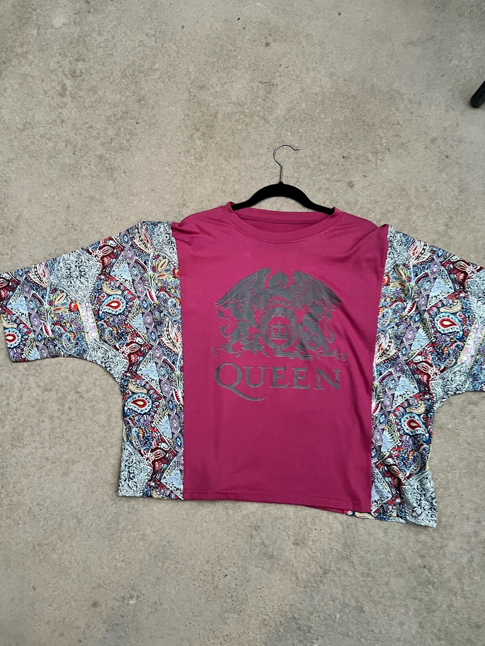 Que Short Sleeve Tee in Magenta with Paisley Print Sleeves